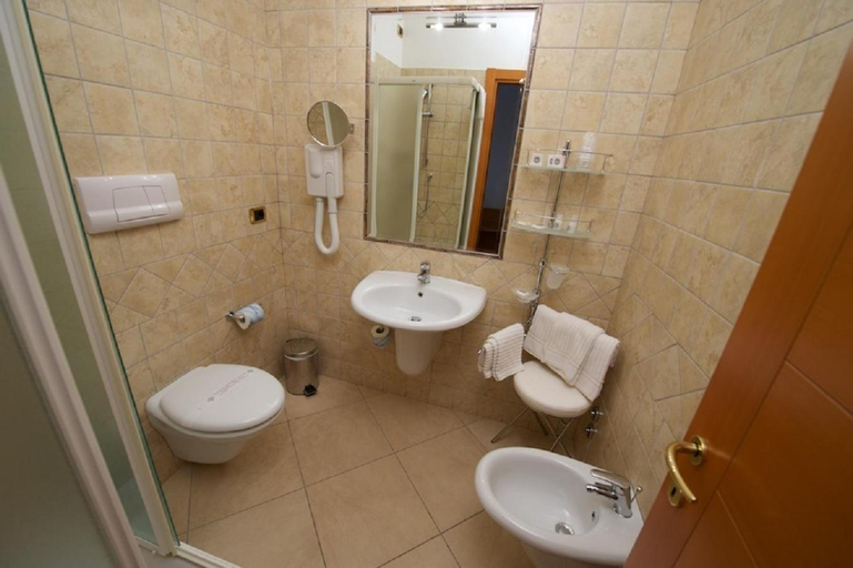 Bathroom 5, Portonuovo, Foggia