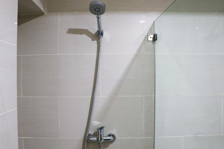 Bathroom 3, Comfort Living 2BR at Daan Mogot City By Travelio, West Jakarta
