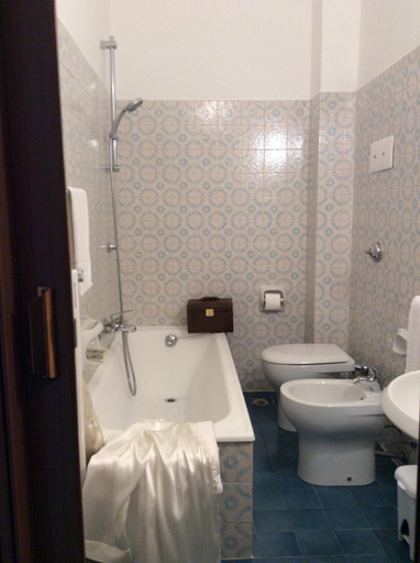 Bathroom 2, Hotel Livio, Brescia