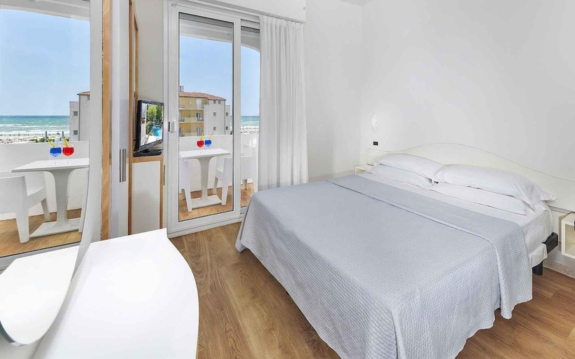 Bedroom 2, Family Hotel Antibes -50m dal mare -, Rimini
