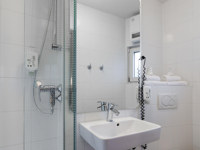 Bathroom 4, B&B Hotel Dusseldorf - Hbf, Düsseldorf
