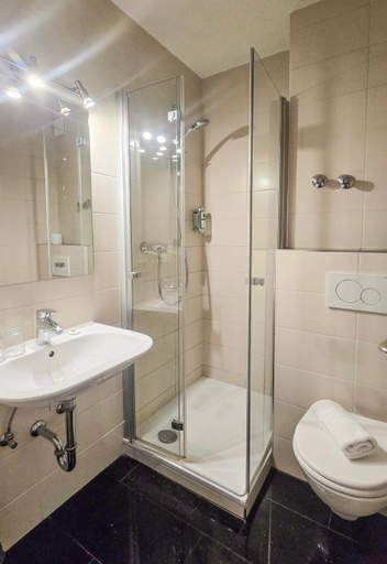 Bathroom 2, Alembra - Hotel zur Moselbrucke, Trier-Saarburg