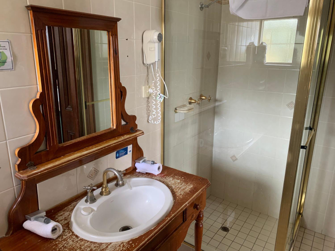 Bathroom 3, Duntryleague, Orange