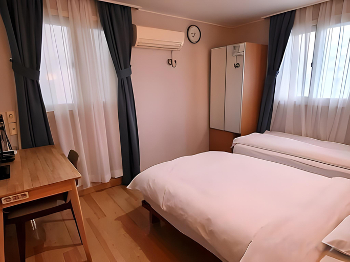Bedroom 3, Apple Tree Pohang Hotel, Pohang