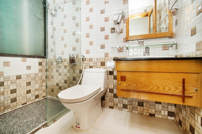 Bathroom 5, Ocean Hotel, Da Nang