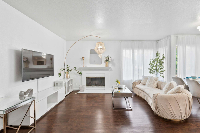 Room 4, Modern Cozy Retreat With Pool Fireplace, Los Angeles