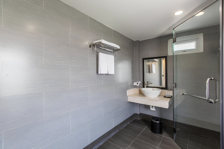 Bathroom 4, Binh Duong Resident Hotel, Năm Căn