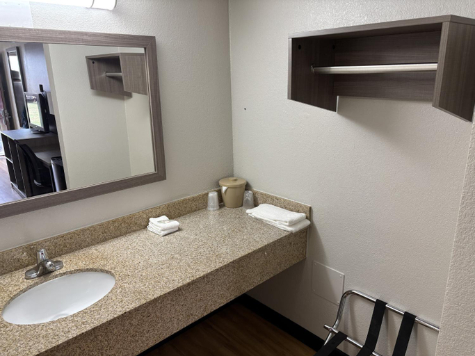 Bathroom, HomeTowne Studios by Red Roof Hagerstown - Williamsport, MD, Washington
