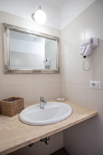Bathroom 3, Castel Sant'Angelo Inn, Rome