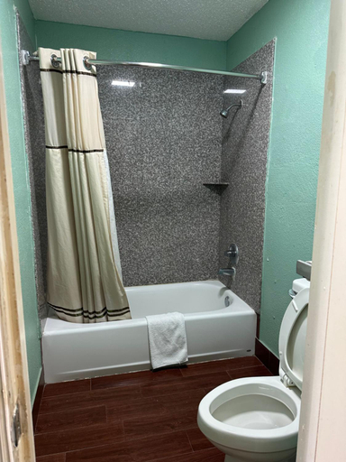 Bathroom 5, Roadside Inn, Wilson