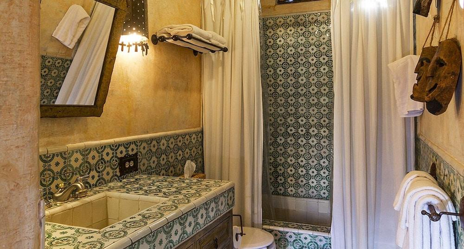 Bathroom 4, Hacienda Las Amantes, Allende