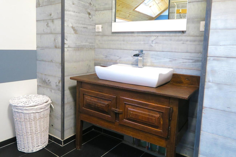 Bathroom 5, L'Oberge, Haute-Garonne