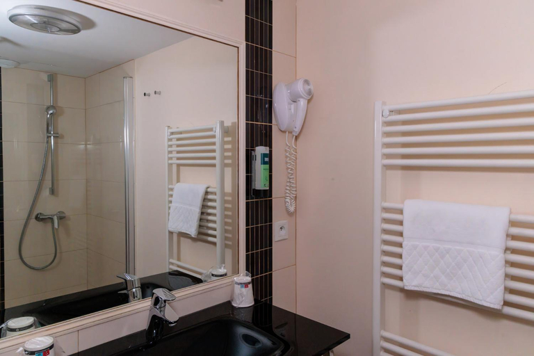 Bathroom 5, Logis Hôtel Auberge de la Xaintrie, Corrèze