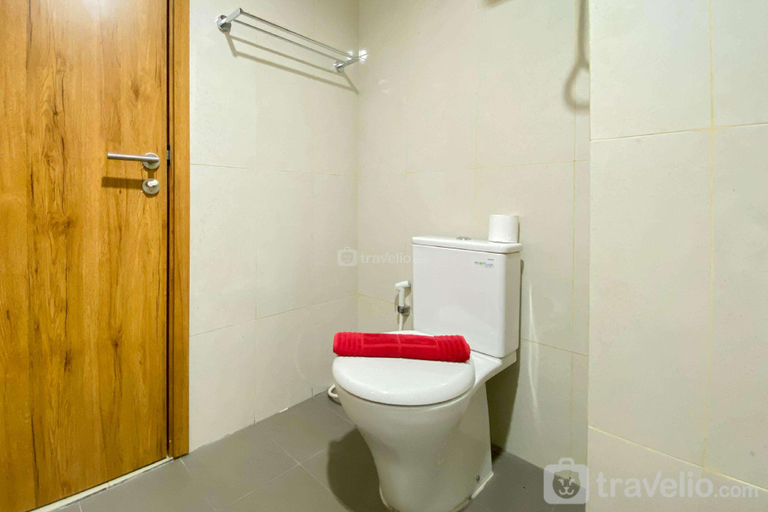 Bathroom 3, WellFurnish Studio LRT City Jatibening By Travelio, Bekasi