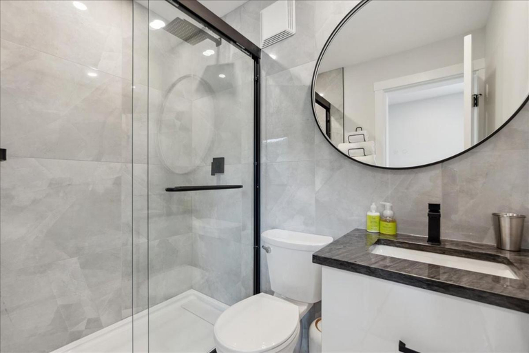 Bathroom 3, The Oak Hotel, Central Kootenay