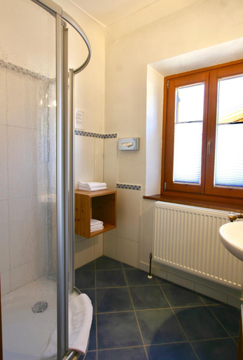 Bathroom 3, Spiele- und Buchhotel Tschitscher, Lienz