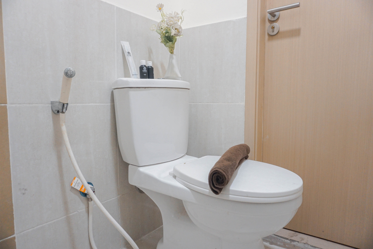 Bathroom 5, Spacious 3BR Apartment at Meikarta By Travelio, Cikarang
