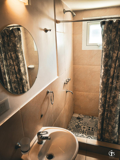 Bathroom 4, Dormis Aca, Futaleufú