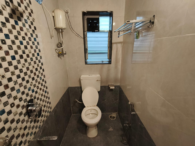 Bathroom 2, Hotel Sandesh Palace Lonavala, Pune