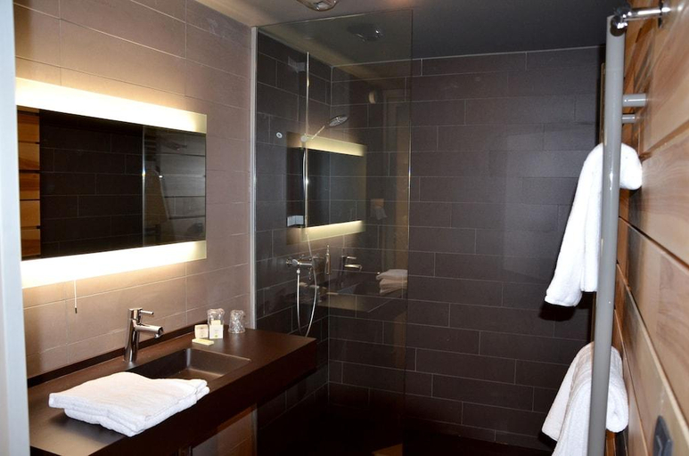 Bathroom 5, Logis Hotel Du Morvan, Nièvre