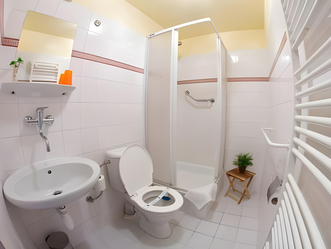 Bathroom 3, Hotel Erika, Trutnov