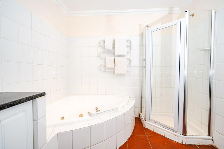Bathroom 5, Budmarsh Country Lodge, West Rand
