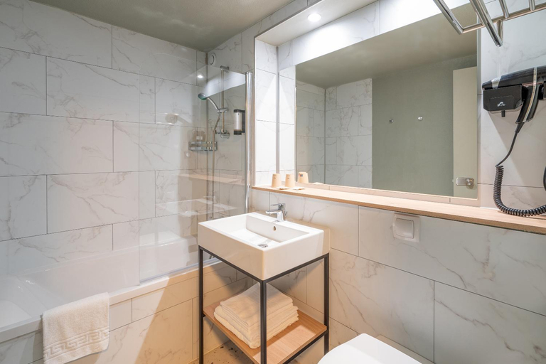 Bathroom 4, Sure Hotel by Best Western Rochefort-sur-Mer, Charente-Maritime
