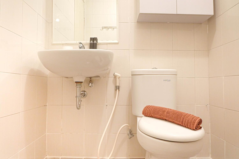 Bathroom, Fabulous 2BR Signature Park Grande By Travelio, East Jakarta