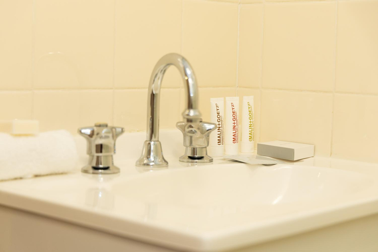Bathroom 3, Man From Snowy River Hotel, Snowy River
