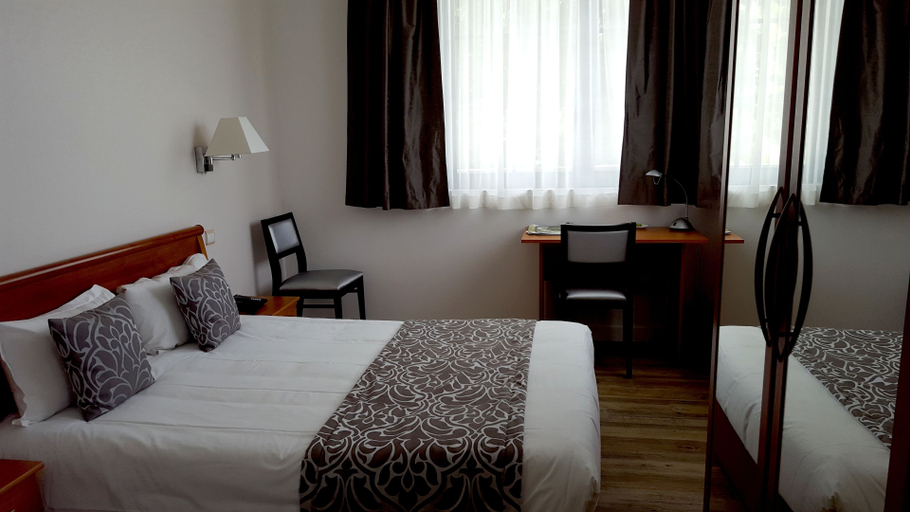 Bedroom 2, Logis Hotel Beau Rivage, Mayenne