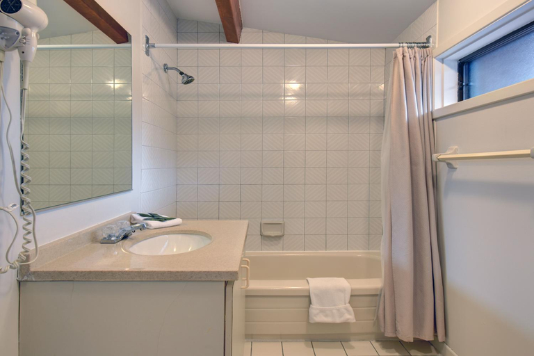 Bathroom 3, Hotel du Lac Lenore, Les Pays-d'en-Haut