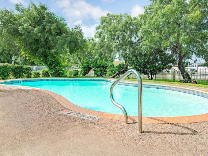 Sport & Beauty 5, Super 8 by Wyndham San Antonio/Fiesta, Bexar