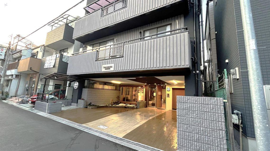 Exterior & Views