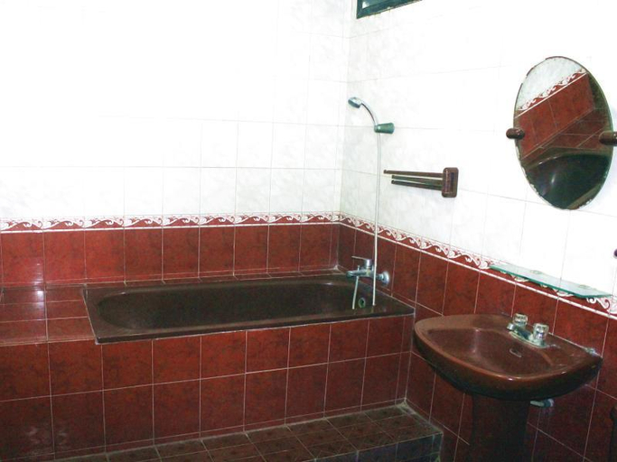 Bathroom 4, Hotel Pinangsia, West Jakarta