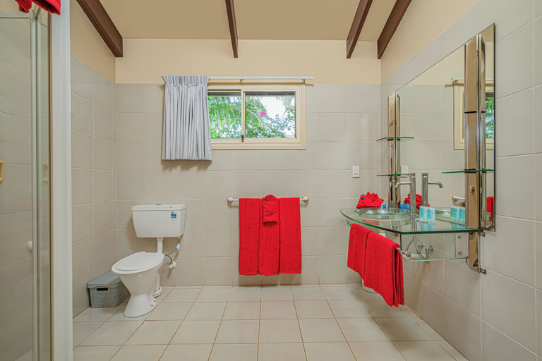 Bathroom 4, The Edgewater Resort & Spa, Rorotonga