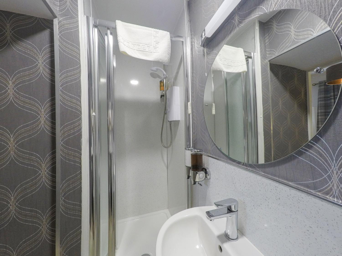 Bathroom 2, The Upper Largo Hotel & Restaurant, Fife