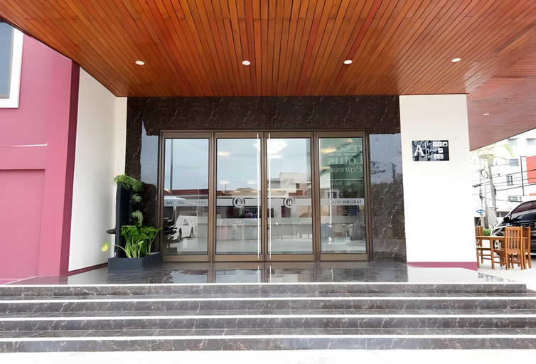 Exterior & Views
