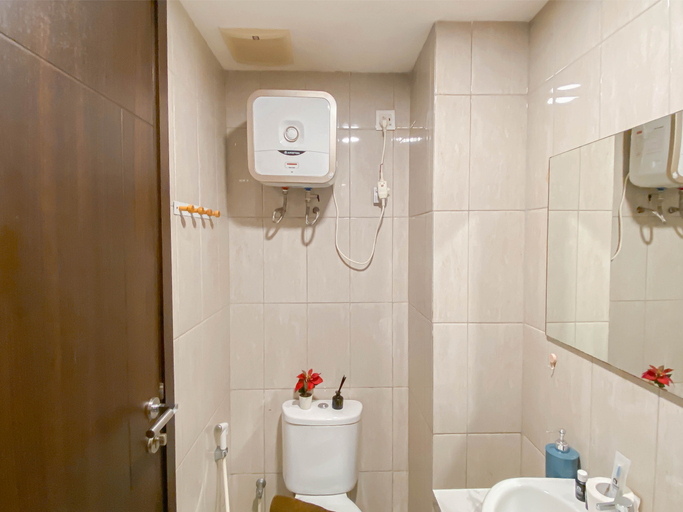 Bathroom 5, Soft Modern Studio at Citra Living Apartment By Travelio, Jakarta Barat
