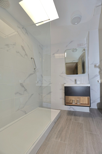 Bathroom 4, The Maiden City Hotel, Derry and Strabane