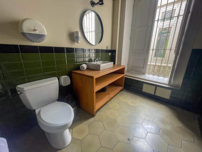 Bathroom 3, Viajero Lima - Barranco Hostel, Lima