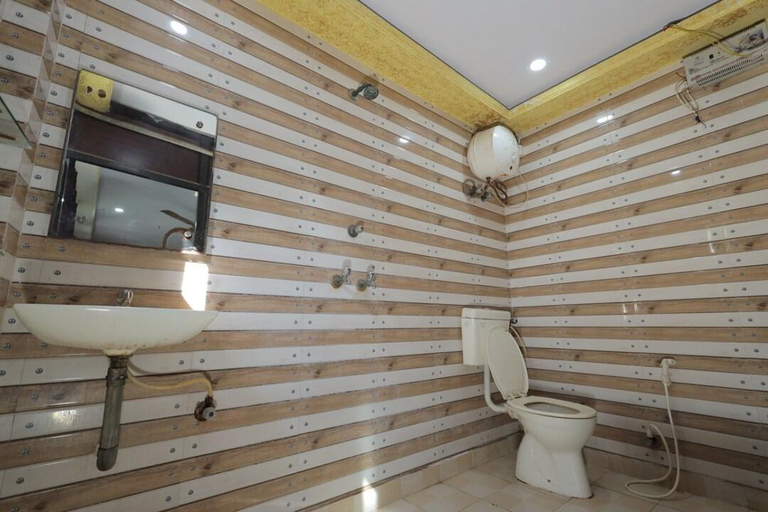 Bathroom, Hotel Riddhee Siddhee, Agra