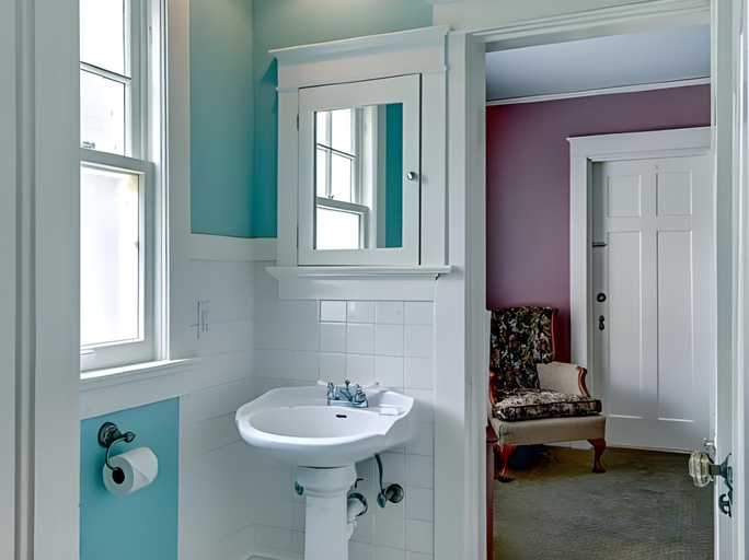 Bathroom 4, Lakeside Inn, Lake