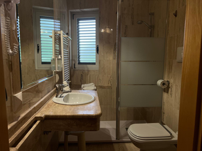 Bathroom 2, Hotel Erika, Frosinone