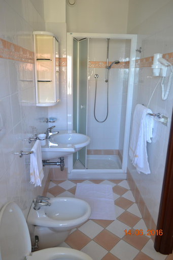 Bathroom 2, Hotel Abruzzo, Teramo