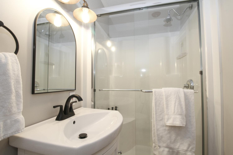 Bathroom 3, The Aurora Inn & Cottages, Carroll