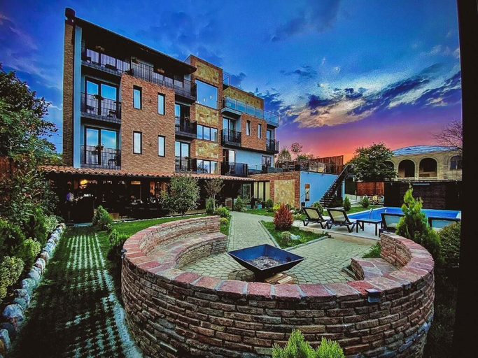 Exterior & Views