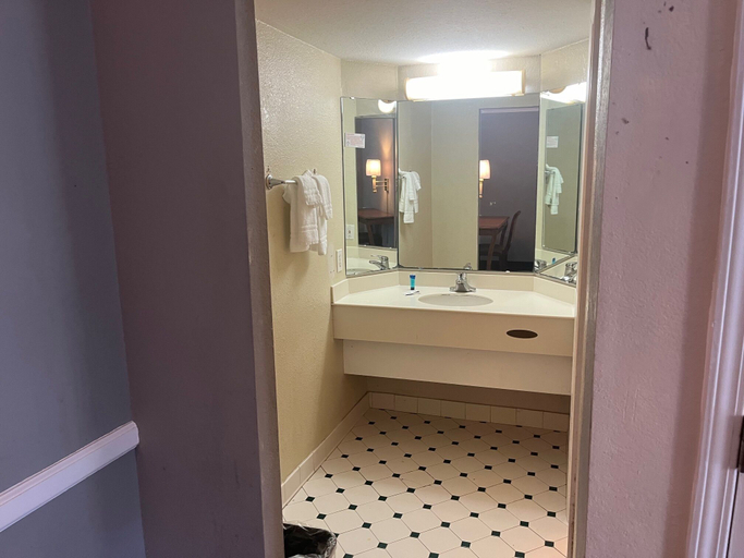 Bathroom 4, Guest Inn & Suites, Gwinnett