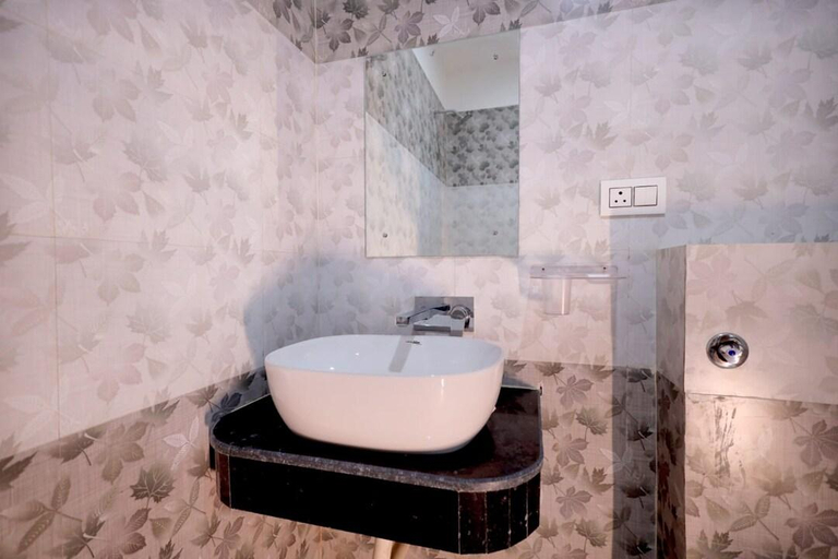 Bathroom 2, Hotel SMR Palace, Agra