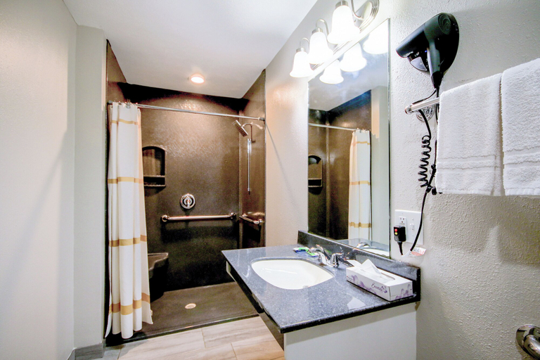 Bathroom 3, Hotel Arthur, Mills