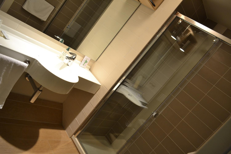 Bathroom 3, Golf & Hotel de Falnuee, Namur